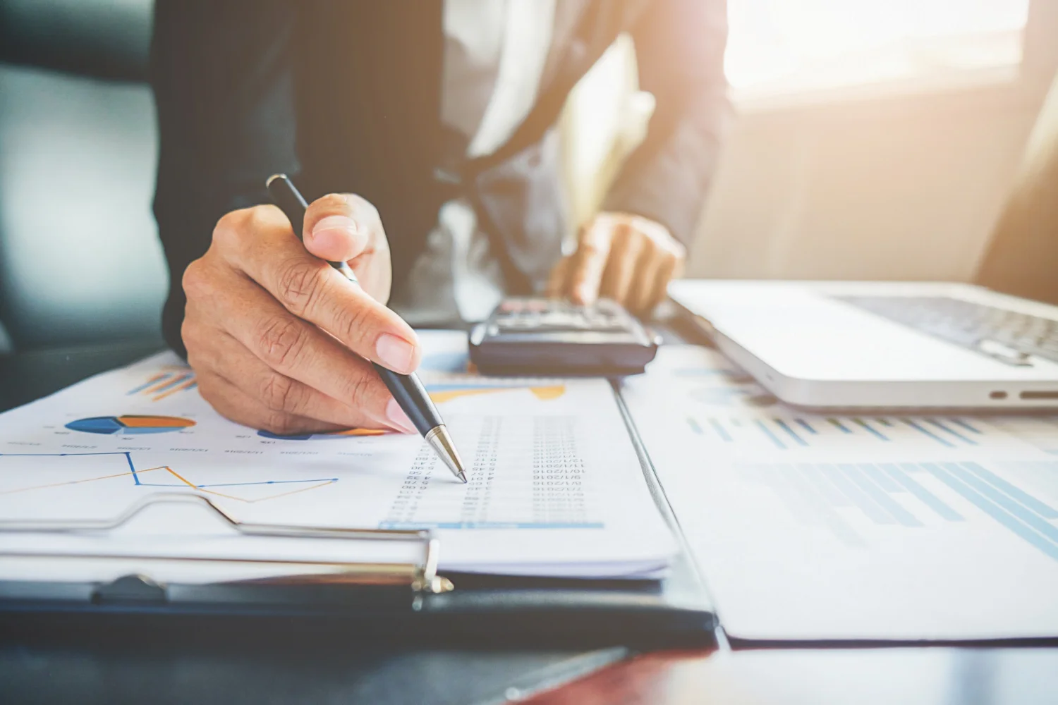 ¿Por Qué Nunca Tienes Dinero Aunque Trabajas? El Error Financiero que Nadie Te Explica